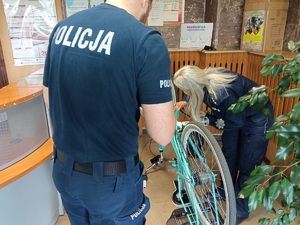 Policjanci podczas znakowania rowerów