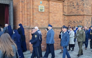 Policjanci podczas uroczystości zgodnie z treścią komunikatu