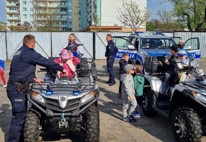 Policjanci podczas oprowadzania dzieci po komendzie zgodnie z treścią komunikatu