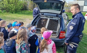 Policjanci podczas oprowadzania dzieci po komendzie zgodnie z treścią komunikatu