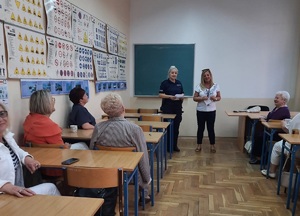 Policjanci podczas spotkania z seniorami