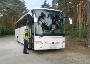 Policjant ruchu drogowego podczas kontroli autokaru