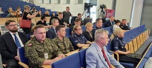 Policjanci podczas konferencji zgodnie z treścią komunikatu