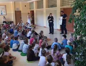 Policjant podczas spotkania z dziećmi na terenie szkoły