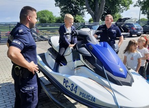 Policjanci podczas spotkania z dziećmi na terenie przedszkola