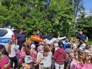 Policjanci podczas spotkania z dziećmi na terenie przedszkola