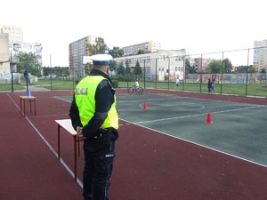 Policjant podczas egzaminu na kartę rowerową