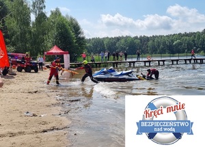 Policjanci i ratownicy wopru podczas pokazów ratownictwa wodnego