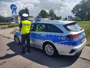 Policjanci ruchu drogowego podczas działań na drodze zgodnie z komunikatem