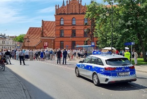 Policjanci ruchu drogowego podczas zabezpieczenia procesji