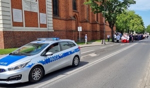 Policjanci ruchu drogowego podczas zabezpieczenia procesji