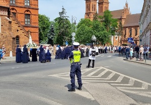 Policjanci ruchu drogowego podczas zabezpieczenia procesji