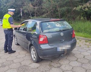 Policjant podczas kontroli drogowej