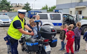 Dzieci podczas wizyta w komendzie Policji