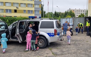 Dzieci podczas wizyta w komendzie Policji