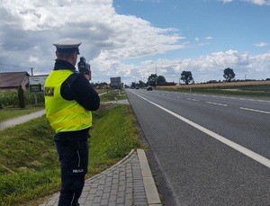 Policjant podczas pomiaru prędkości