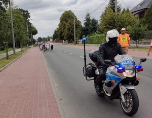 Policjant na motocyklu zabezpiecza przemarsz