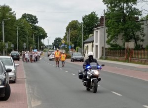 Policjant na motocyklu zabezpiecza przemarsz