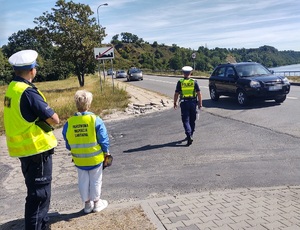 Policjanci wspólnie z sanepidem podczas akcji