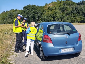 Policjanci wspólnie z sanepidem podczas akcji