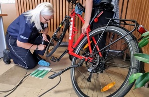 Policjantka podczas znakowania rowerów na terenie komendy