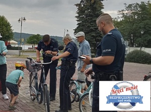 Policjanci podczas działań na pikniku