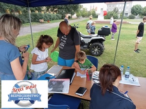 Policjanci podczas działań na pikniku