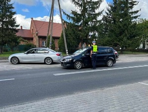 Policjanci podczas kontroli drogowej