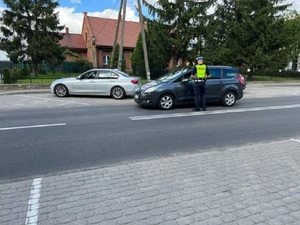 Policjanci podczas kontroli drogowej