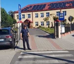 Policjanci podczas zabezpieczenia bezpiecznej drogi do szkoły