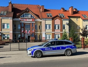 Policjanci podczas zabezpieczenia bezpiecznej drogi do szkoły