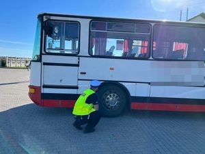 Policjanci podczas kontroli autobusu szkolnego