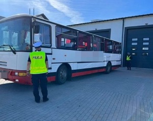 Policjanci podczas kontroli autobusu szkolnego