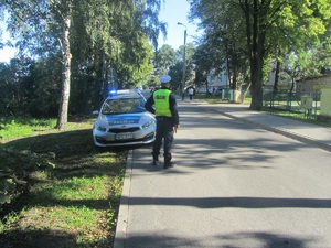 Policjanci podczas działań na drodze