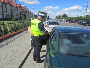 Policjanci podczas działań na drodze