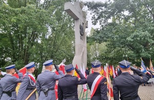 Policjanci podczas uroczystości pod pomnikiem