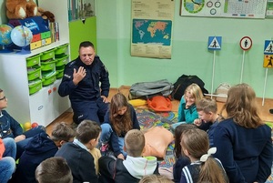 Policjanci podczas spotkania z dziećmi na terenie szkoły