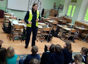 Policjanci podczas spotkania z dziećmi na terenie szkoły