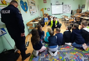 Policjanci podczas spotkania z dziećmi na terenie szkoły