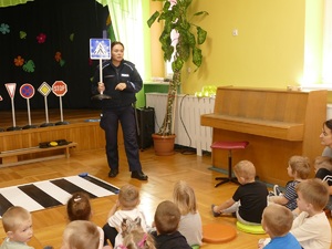 Policjantka ruchu drogowego podczas spotkania z dziećmi w przedszkolu