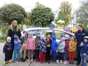 Policjantka ruchu drogowego podczas spotkania z dziećmi w przedszkolu