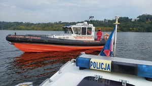 Policjanci za pomocą łodzi patrolowali akwen, gdzie odbywały się regaty