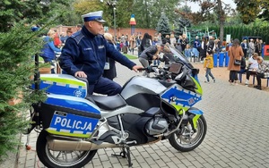 Policjanci podczas pikniku rodzinnego na terenie szkoły