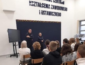 Policjanci podczas spotkania z młodzieżą