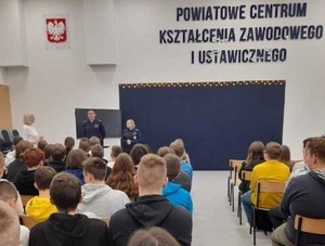 Policjanci podczas spotkania z młodzieżą