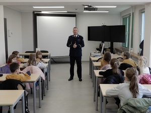 Policjanci podczas spotkania z uczniami na terenie komendy