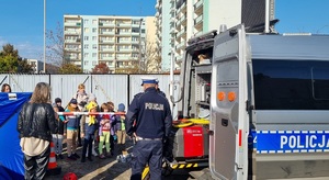 Policjanci podczas spotkania z uczniami na terenie komendy