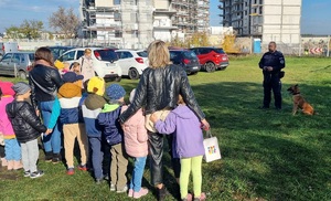 Policjanci podczas spotkania z uczniami na terenie komendy