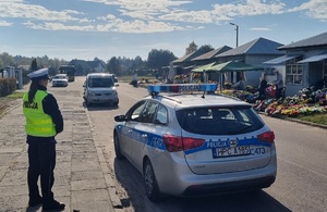 Policjanci podczas działań na drogach w akcji