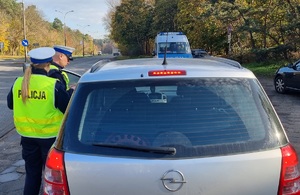 Policjanci podczas działań na drogach w akcji